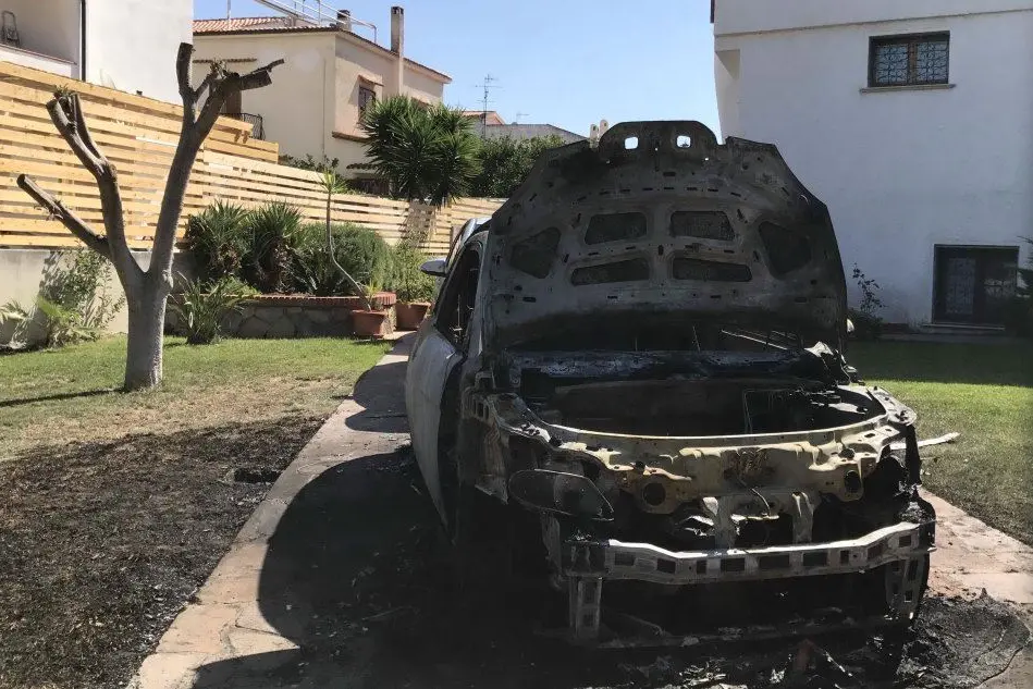 L'auto incendiata (foto Gloria Calvi)