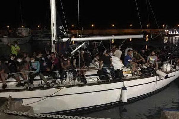 Intercettata barca a vela con 32 migranti a bordo: fermati tre presunti scafisti