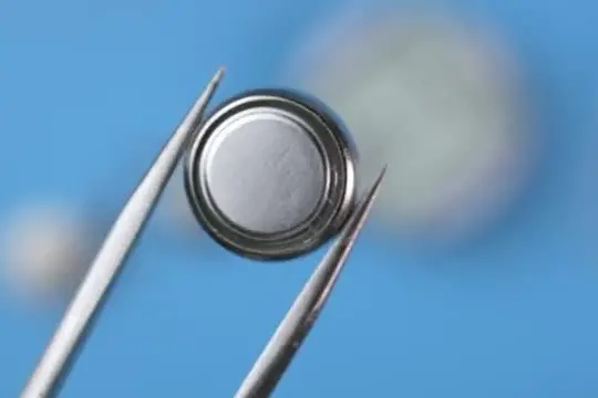 Attenzione alle batterie a bottone, rischio grave per i più piccoli