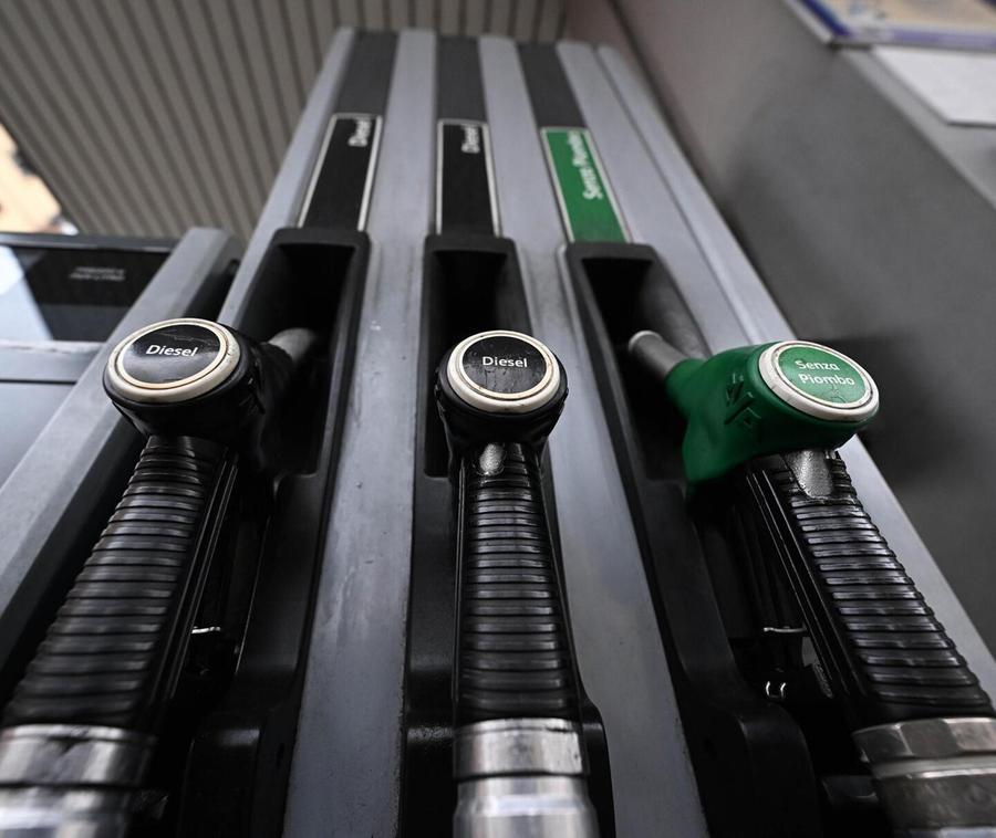 Il taglio delle accise non basta: anche la benzina sfiora i 2 euro «Una beffa per gli automobilisti»