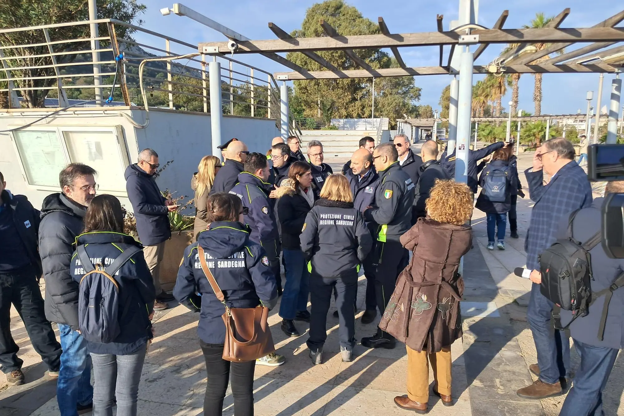 Un momento del vertice di ieri improvvisato al Poetto, in occasione della visita del capo della Protezione civile nazionale