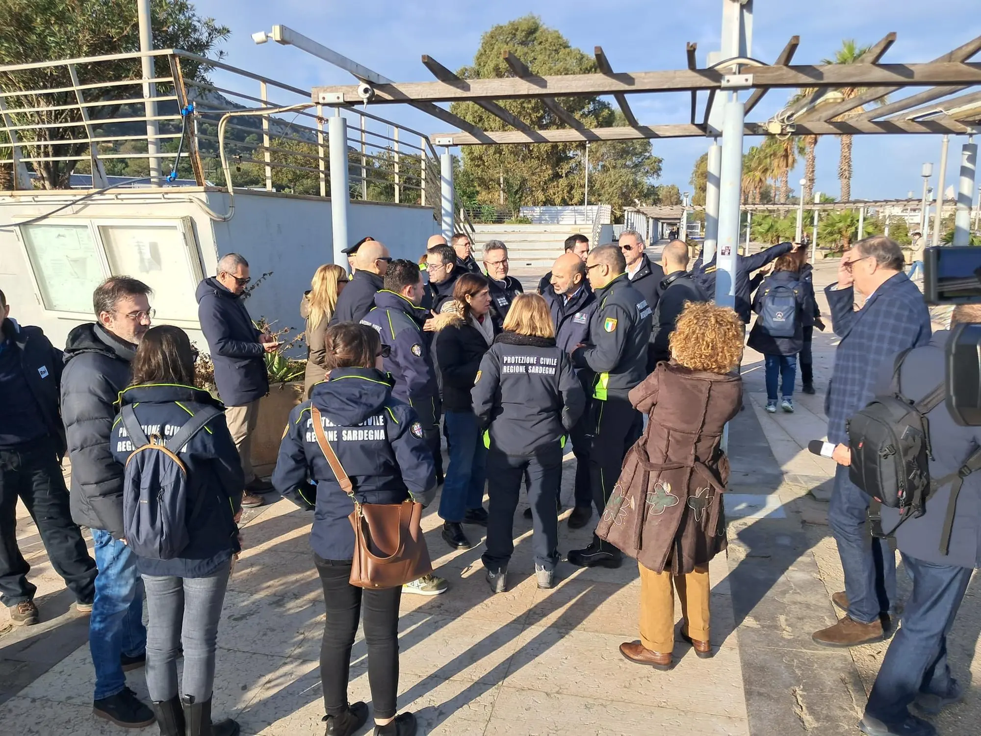 The devastated island: "Yes to a state of emergency." Half a billion euros from the government. Un momento del vertice di ieri improvvisato al Poetto, in occasione della visita del capo della Protezione civile nazionale