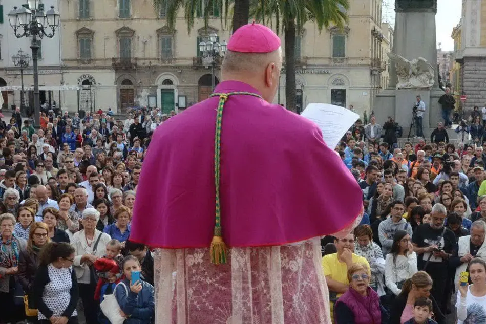 Monsignor Saba parla ai giovani in piazza d'Italia (foto Gloria Calvi)