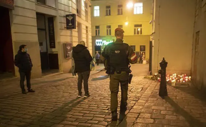 Il 2 novembre va in scena un attacco terroristico nel cuore di Vienna. Un commando semina morte nella zona della sinagoga, provocando 4 morti e 22 feriti. La strage viene rivendicata dall'Isis