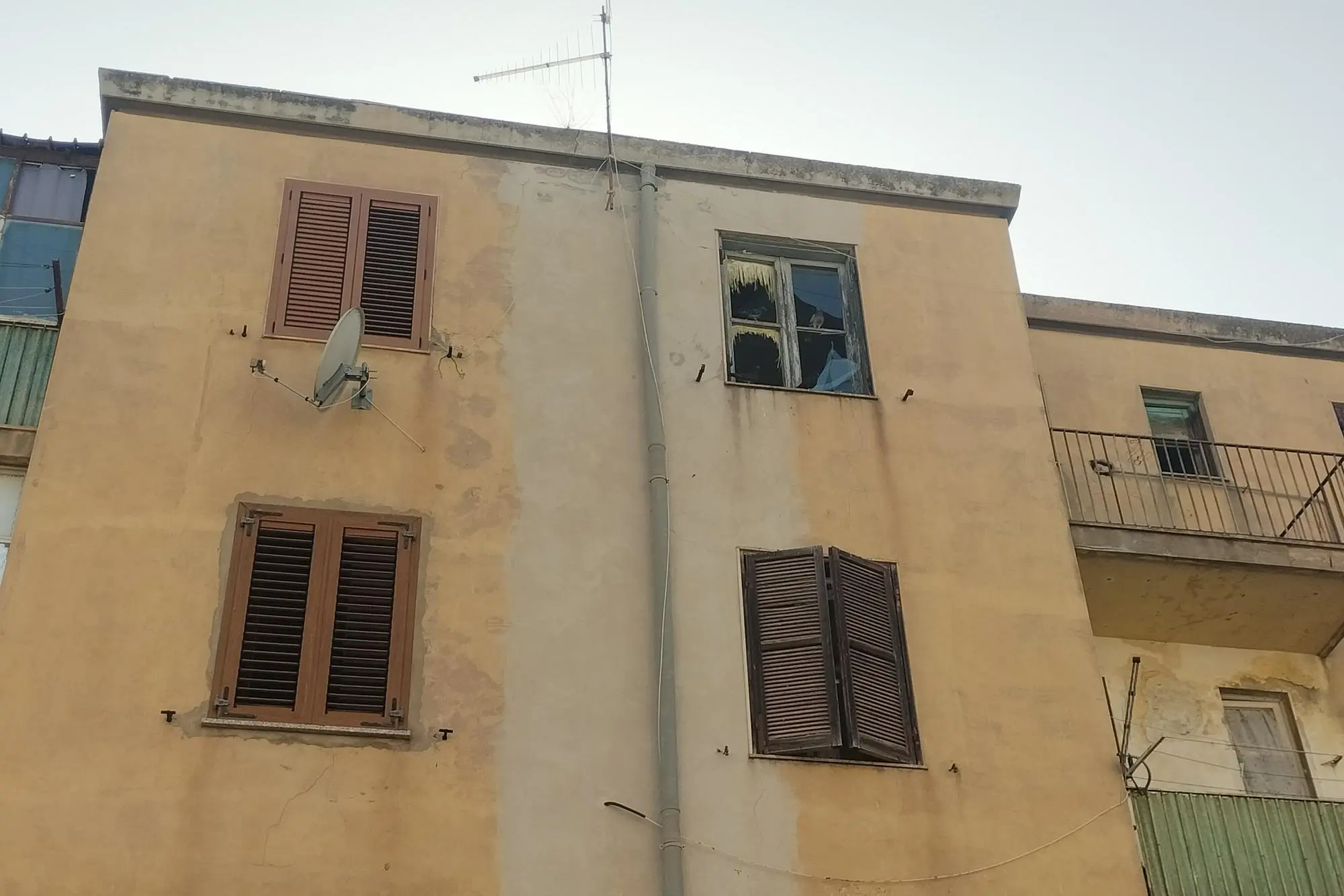 L'appartamento di Area abbandonato a Carbonia (foto Andrea Scano)