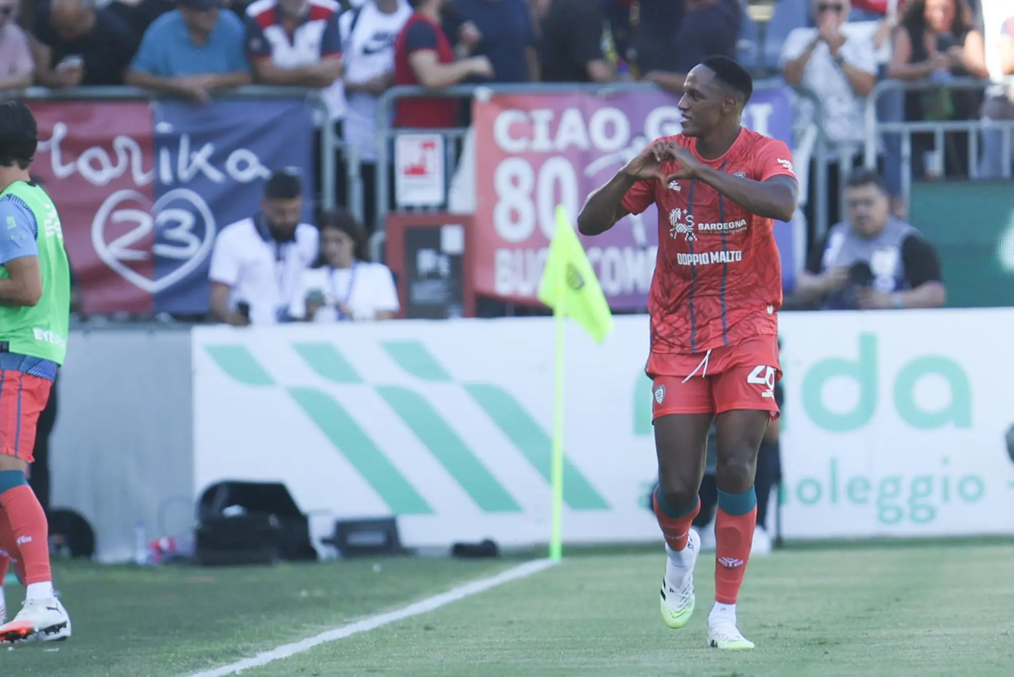 Yerry Mina dopo il primo gol (Ansa/Fabio Murru)