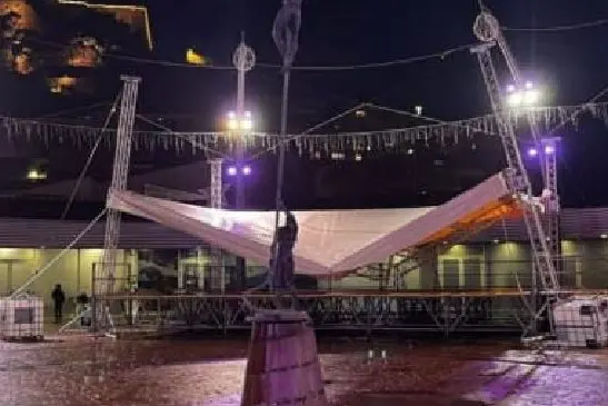Il tetto del palco allestito in piazza Maestro (foto concessa)