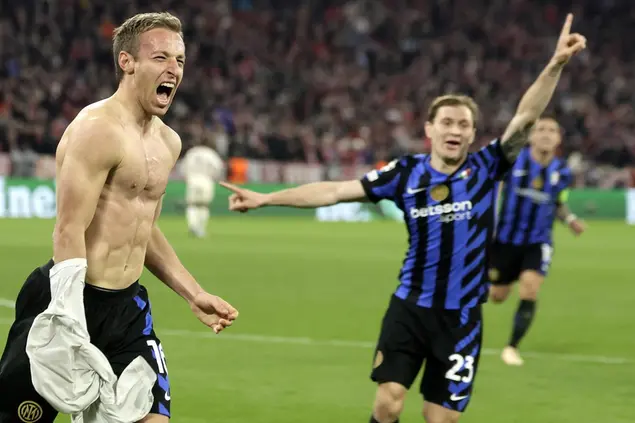 Barella esulta con Frattesi per il gol-partita