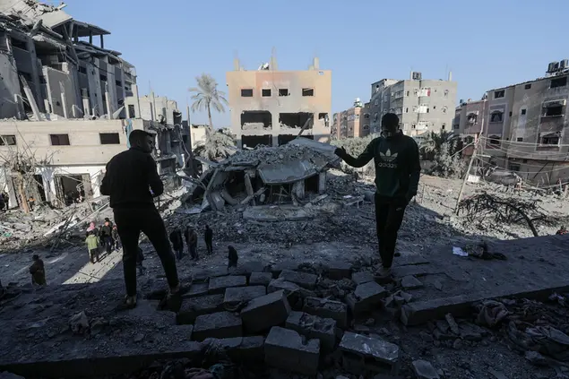 I risultati di un bombardamento israeliano (Ansa/Epa)