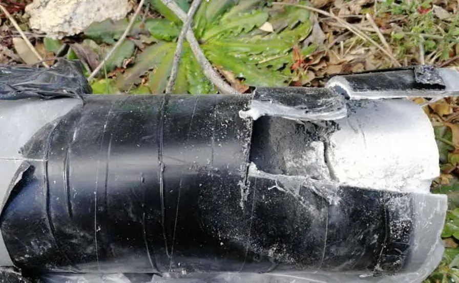 Il tubo con l'esplosivo (foto carabinieri)