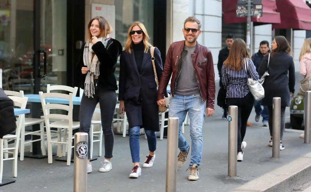 La coppia a passeggio per le vie di Milano
