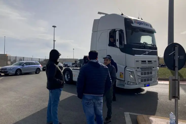 Camionisti a Porto Torres (foto M.Pala)