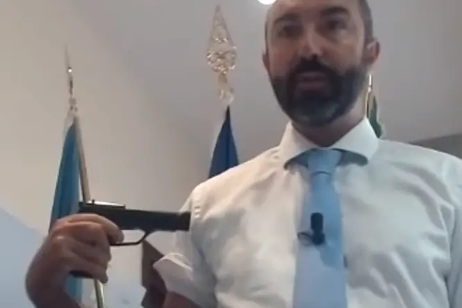 Davide Barillari con la pistola in Consiglio regionale (foto Twitter)