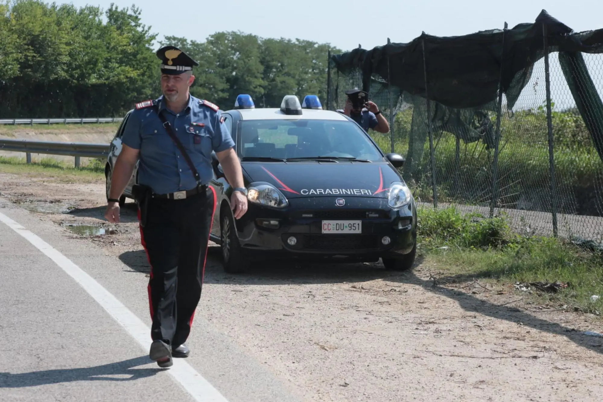 I carabinieri sul luogo del ritrovamento (Ansa - Moretto)