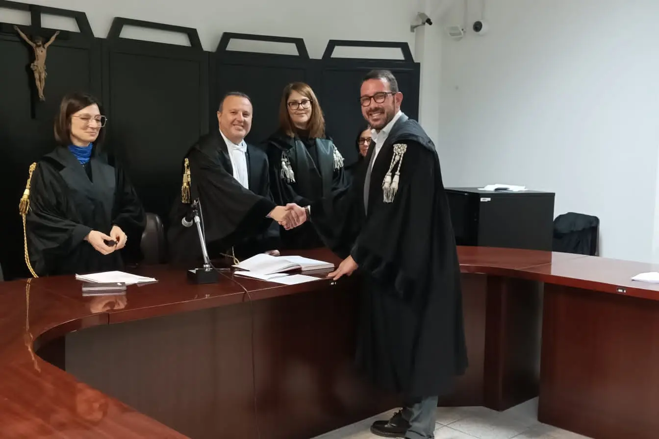 Giuseppe Montagna, 33 anni, giura davanti al Consiglio dell’Ordine degli avvocati di Lanusei (foto concessa)