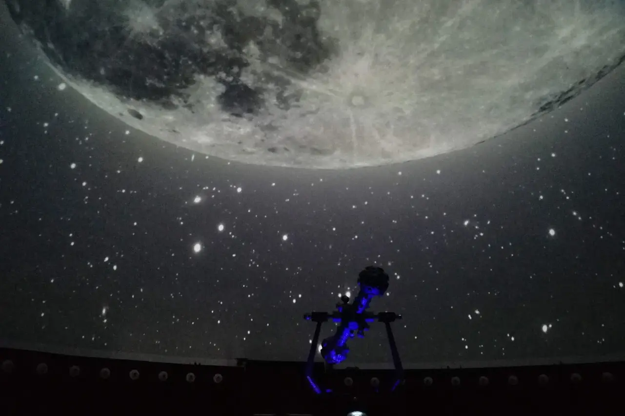 Il Planetario de l'Unione Sarda proietta la Luna (foto Floris)