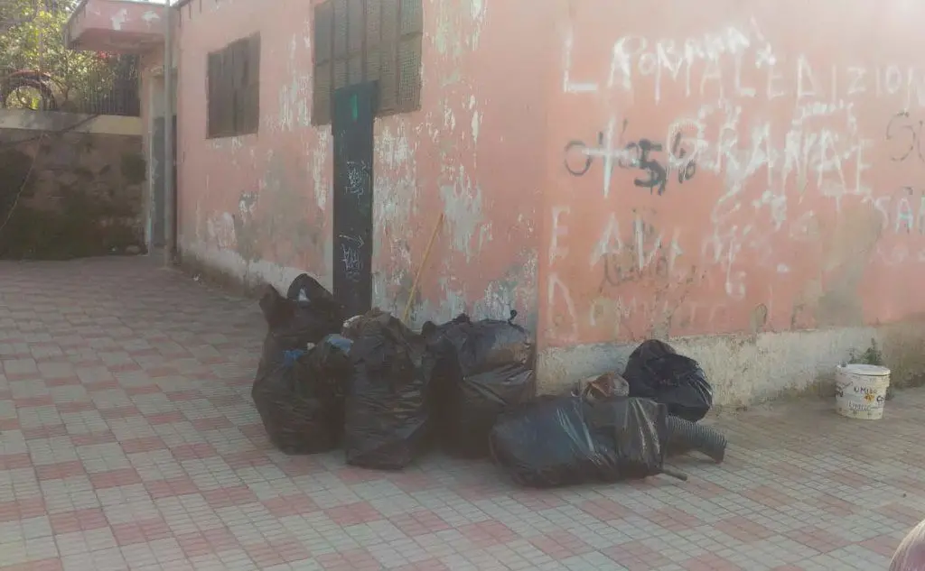 Alcuni sacchi di rifiuti (foto L'Unione Sarda - Murgana)