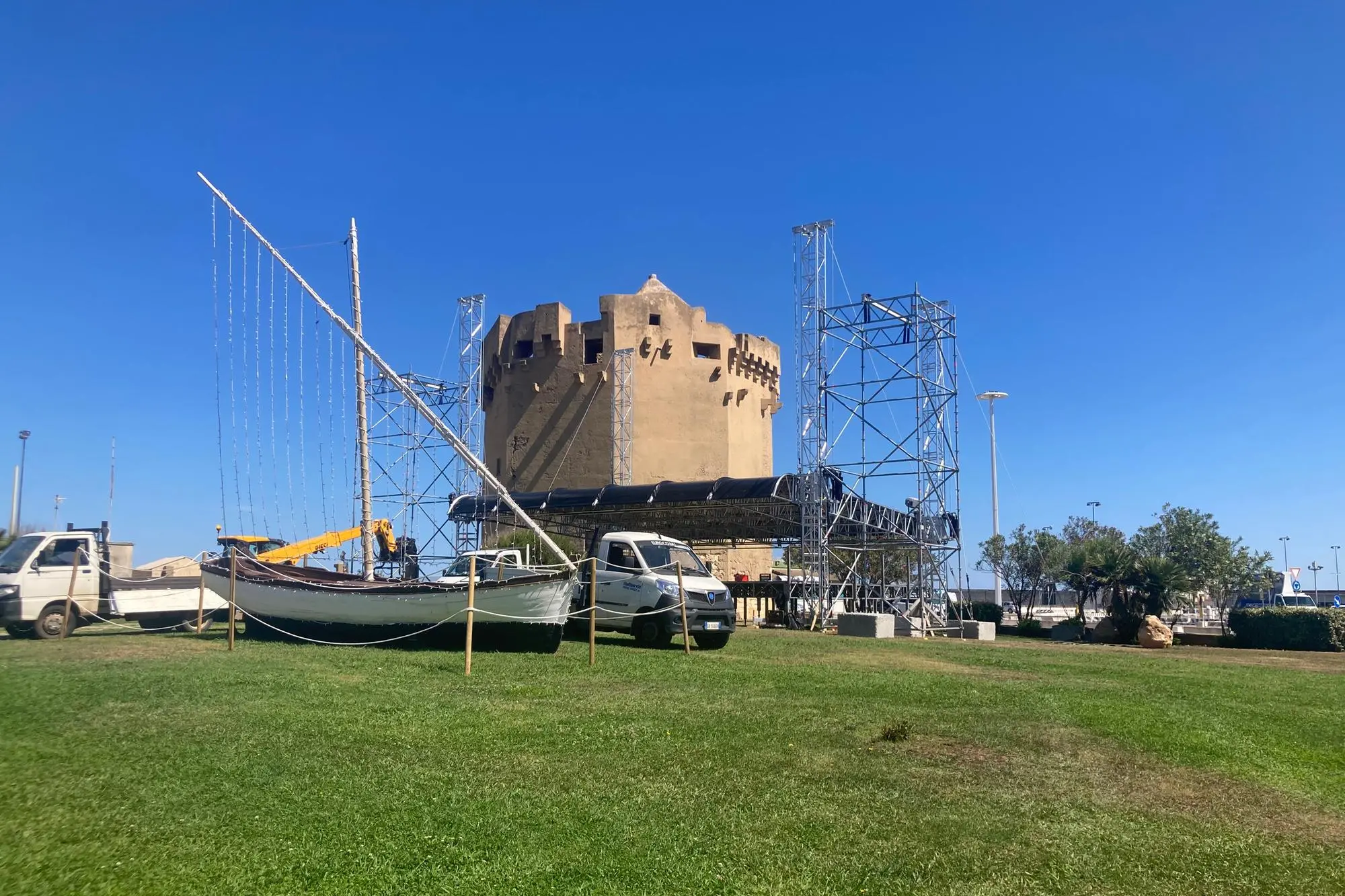 Il palco per il concerto della Festha Manna (foto Pala)