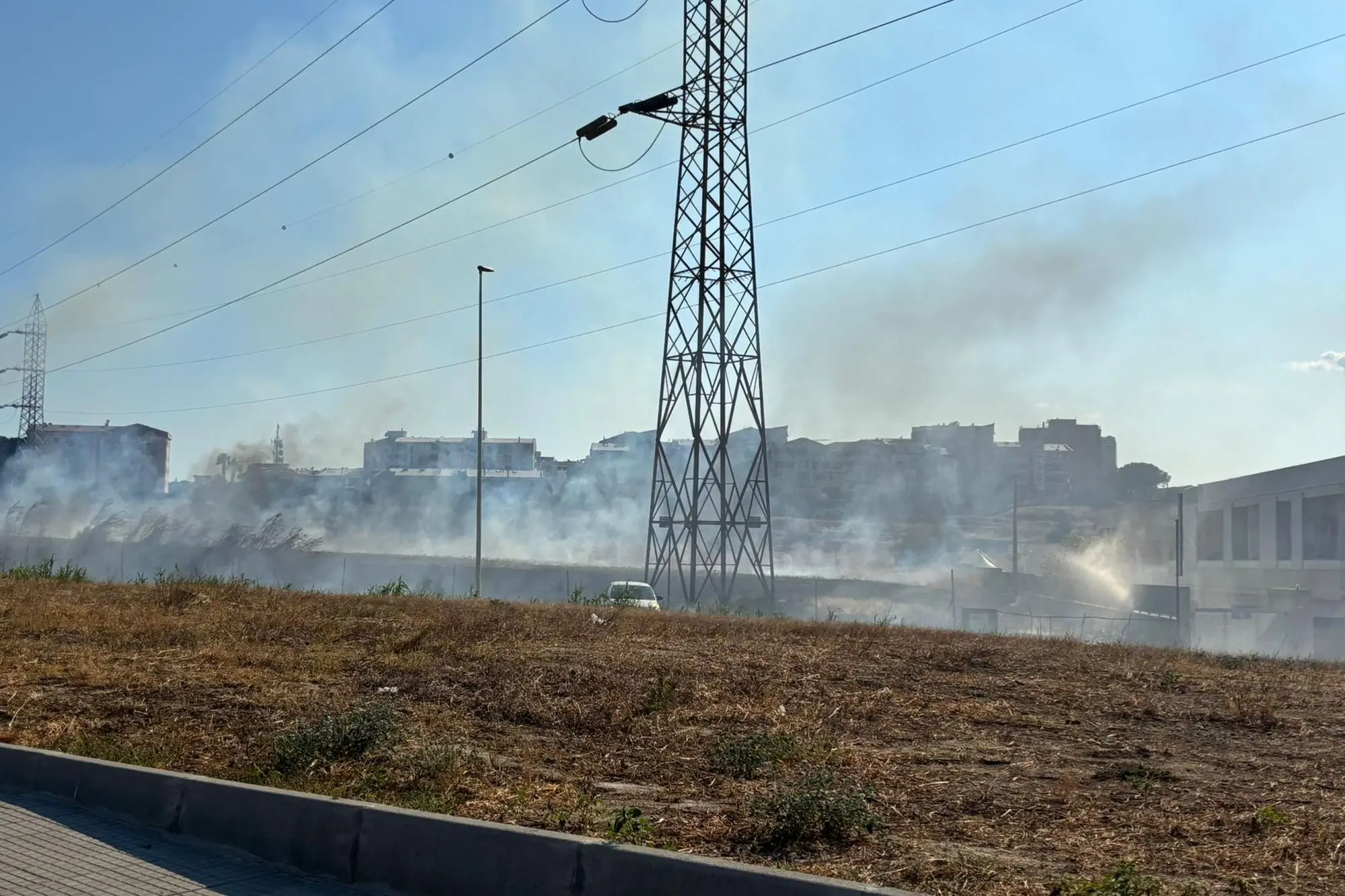 L'incendio a Is Corrias (foto Roberto Carta)