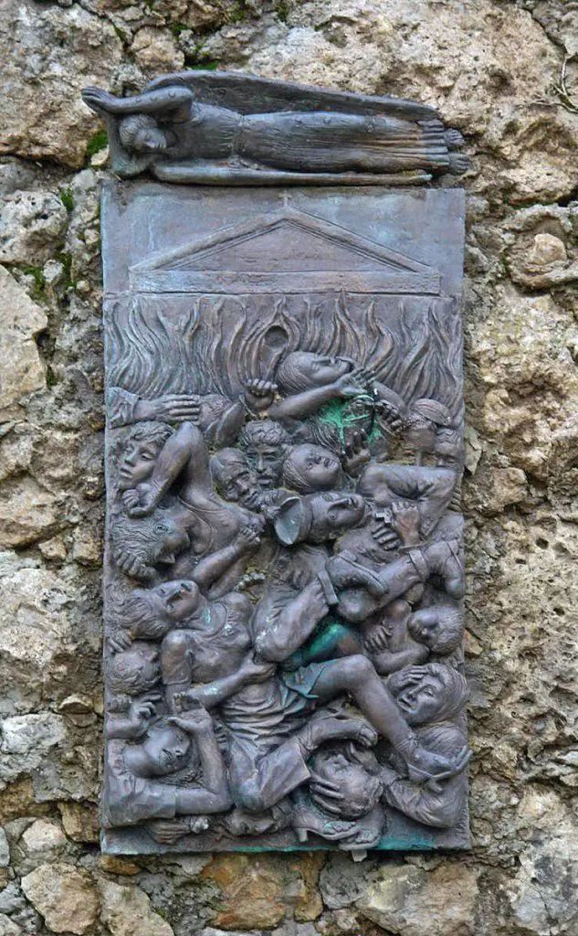 Un bassorilievo sull'eccidio