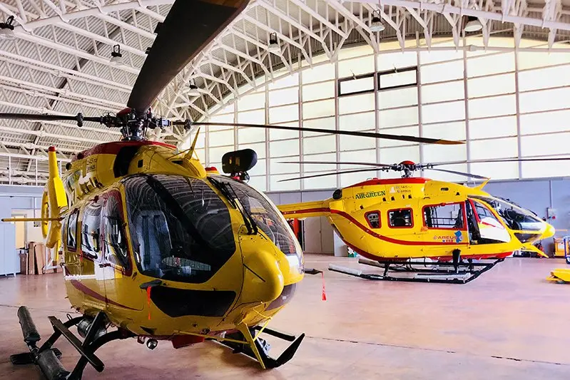 Gli elicotteri di Airgreen nell'hangar di Cagliari (L'Unione Sarda)