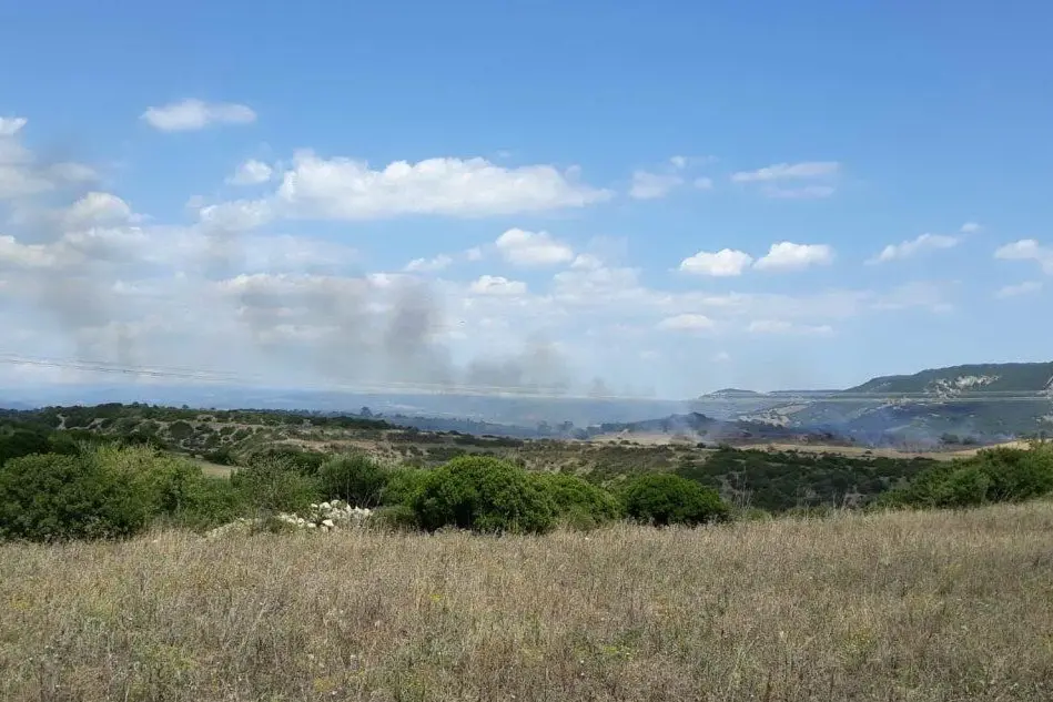 L'incendio visto dal territorio di Villa Verde (foto Pintori)