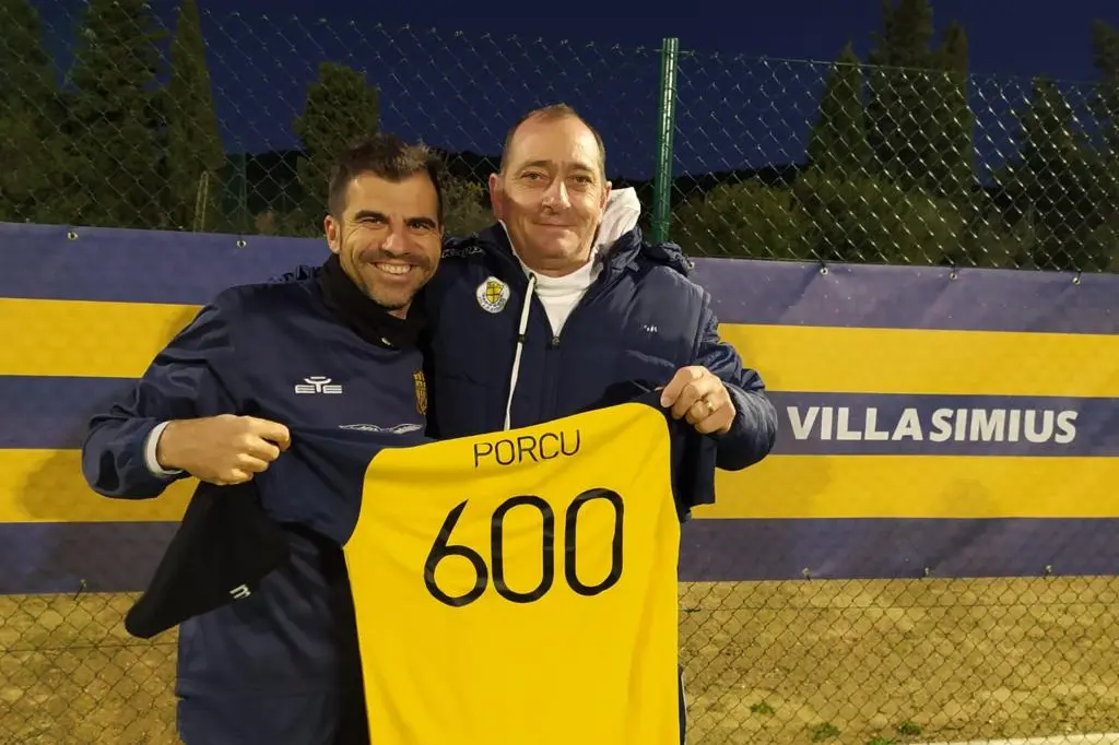 Pier Luigi Porcu（左）庆祝职业生涯 600 场比赛（理所当然）