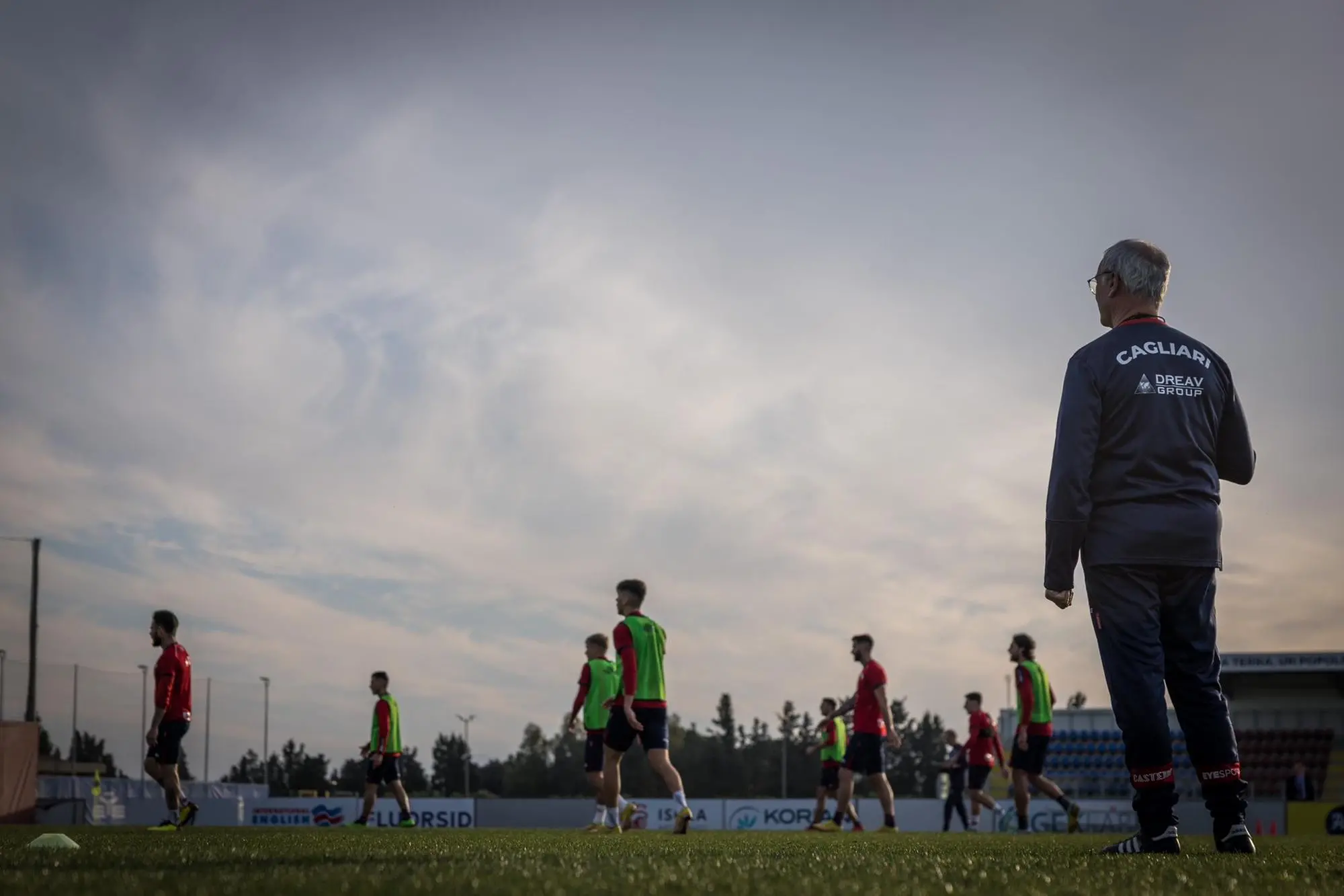 Ranieri guida la prima seduta di allenamento (foto Cagliari Calcio)
