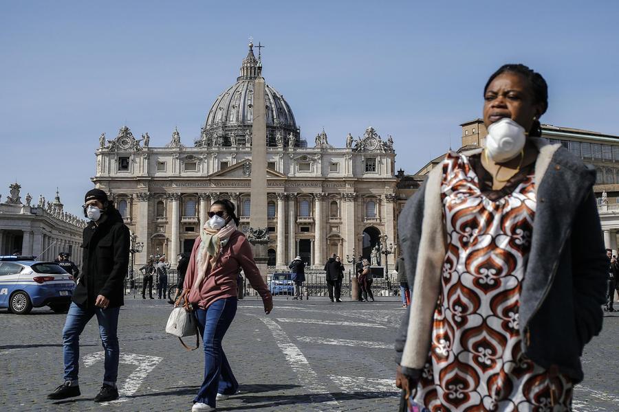 Il Covid colpisce ancora in Vaticano: positivi i primi collaboratori del Papa
