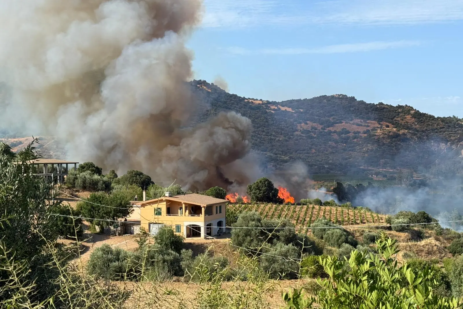 Le fiamme minacciano un'abitazione per l'incendio a Jerzu