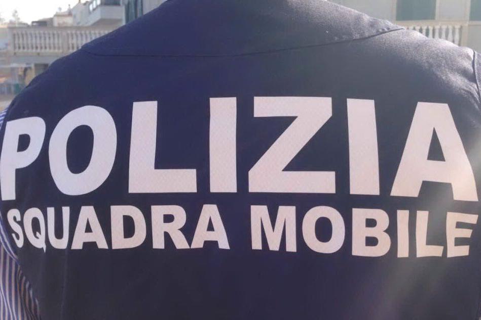Blitz della Squadra mobile in viale La Plaia a Cagliari, un arresto e una denuncia