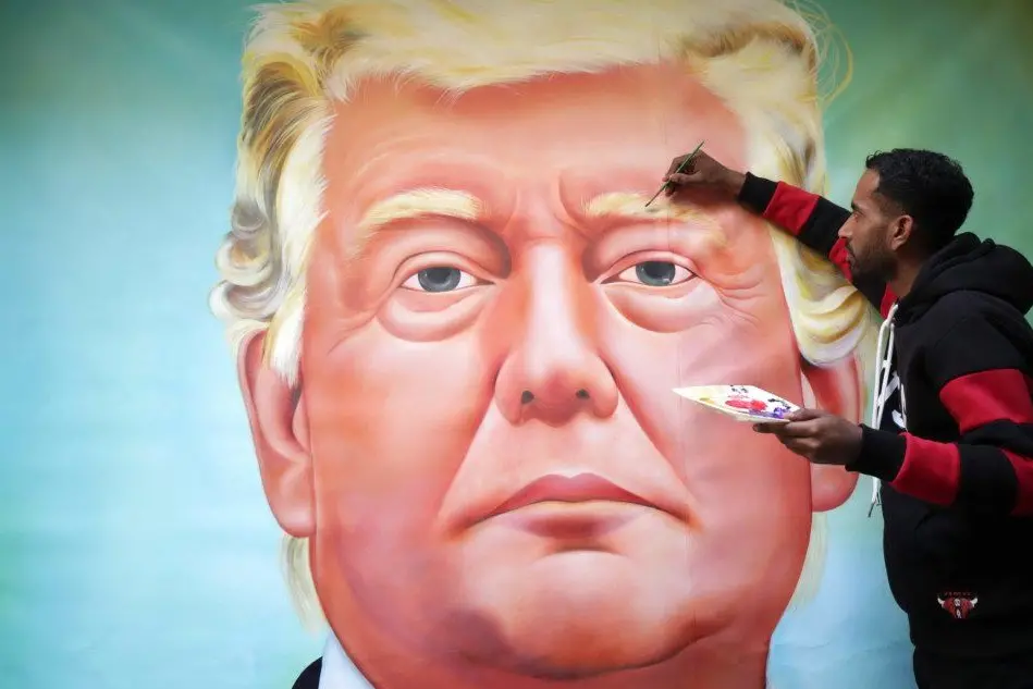 Un artista indiano disegna un murale di Trump (Epa - Singh)