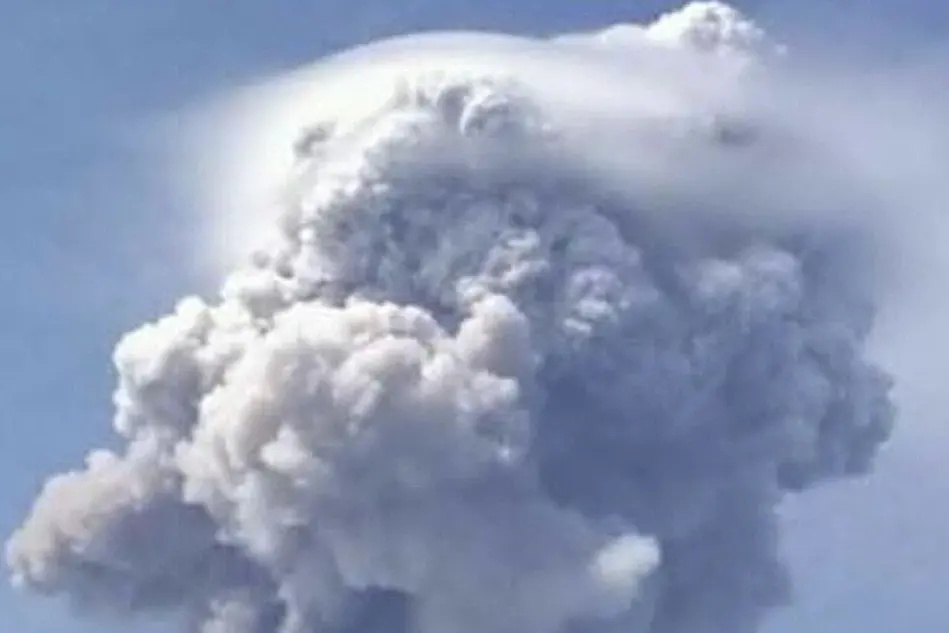 Indonesia senza pace: erutta il vulcano Soputan (Ansa)