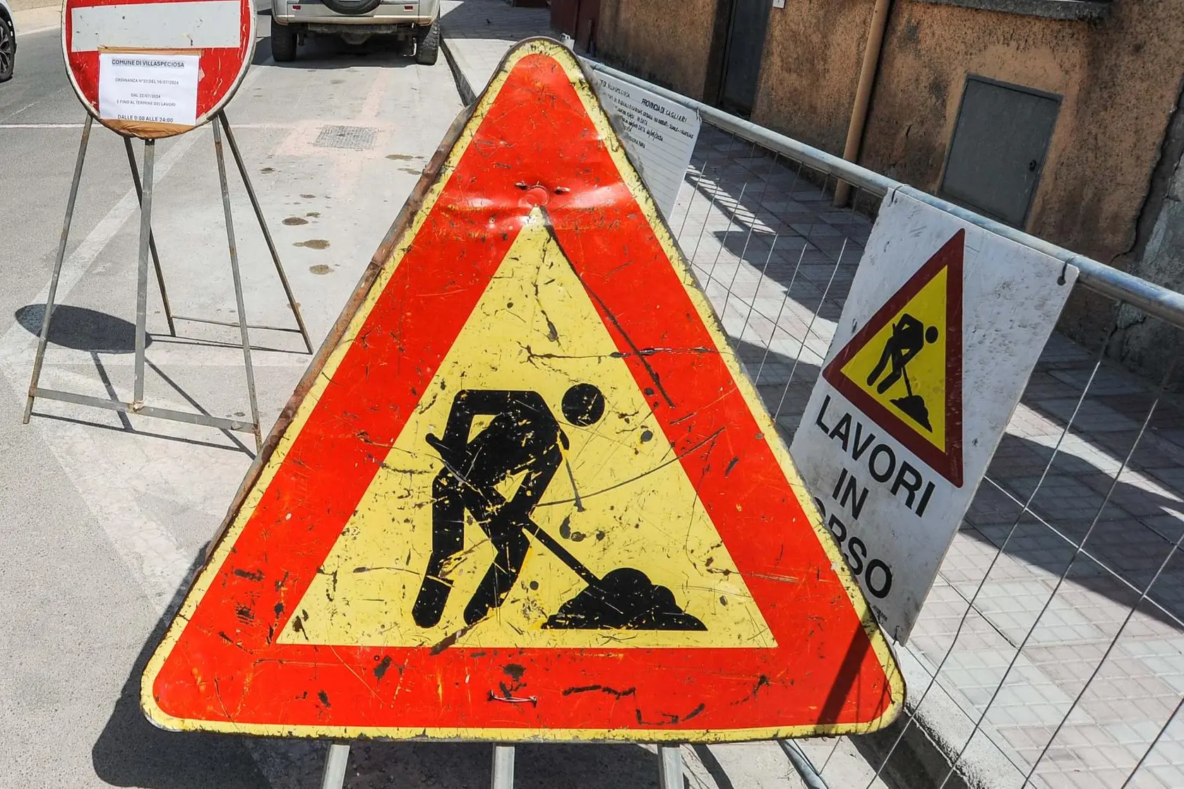 Un cartello che indica i lavori in corso