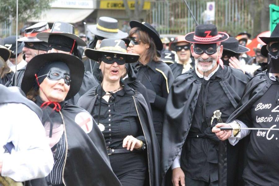 A Oristano il raduno di migliaia di Zorro per riprendersi la “Z” usata da Putin