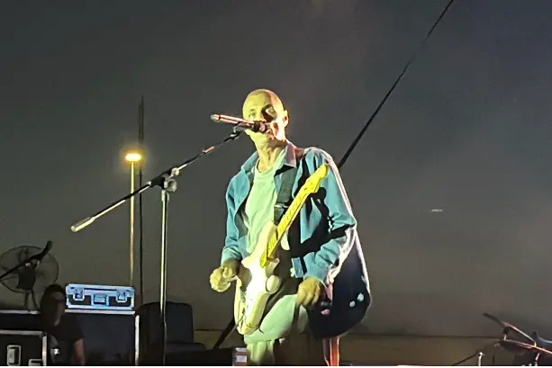 Alex Britti davanti alla torre Aragonese - Porto Torres (foto Pala)