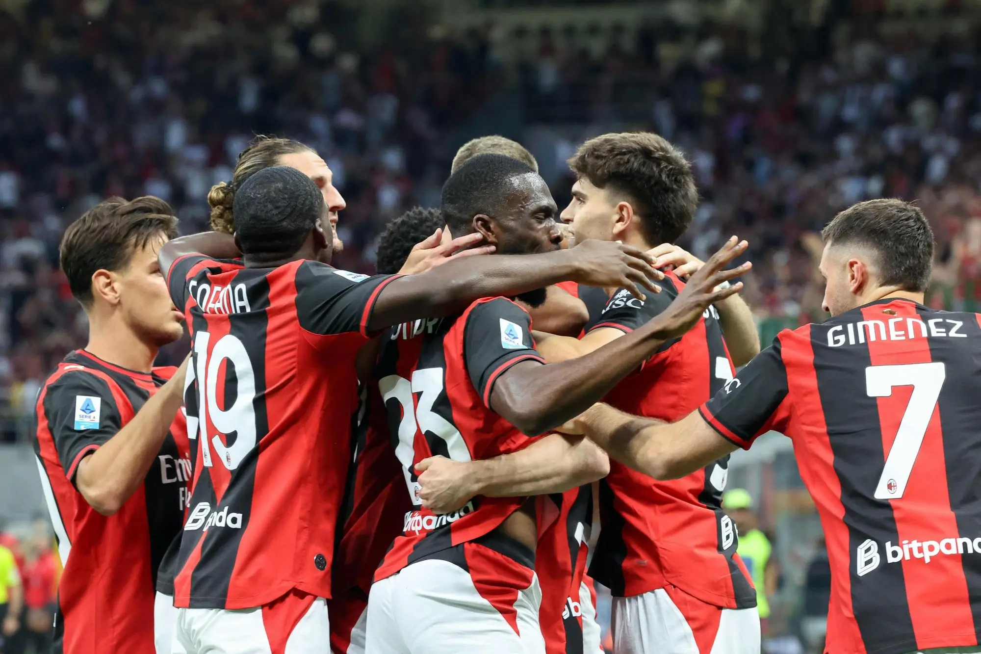 Il Milan esulta per il gol dell'1-0 di Alexis Saelemaekers contro il Cagliari (foto Ansa)