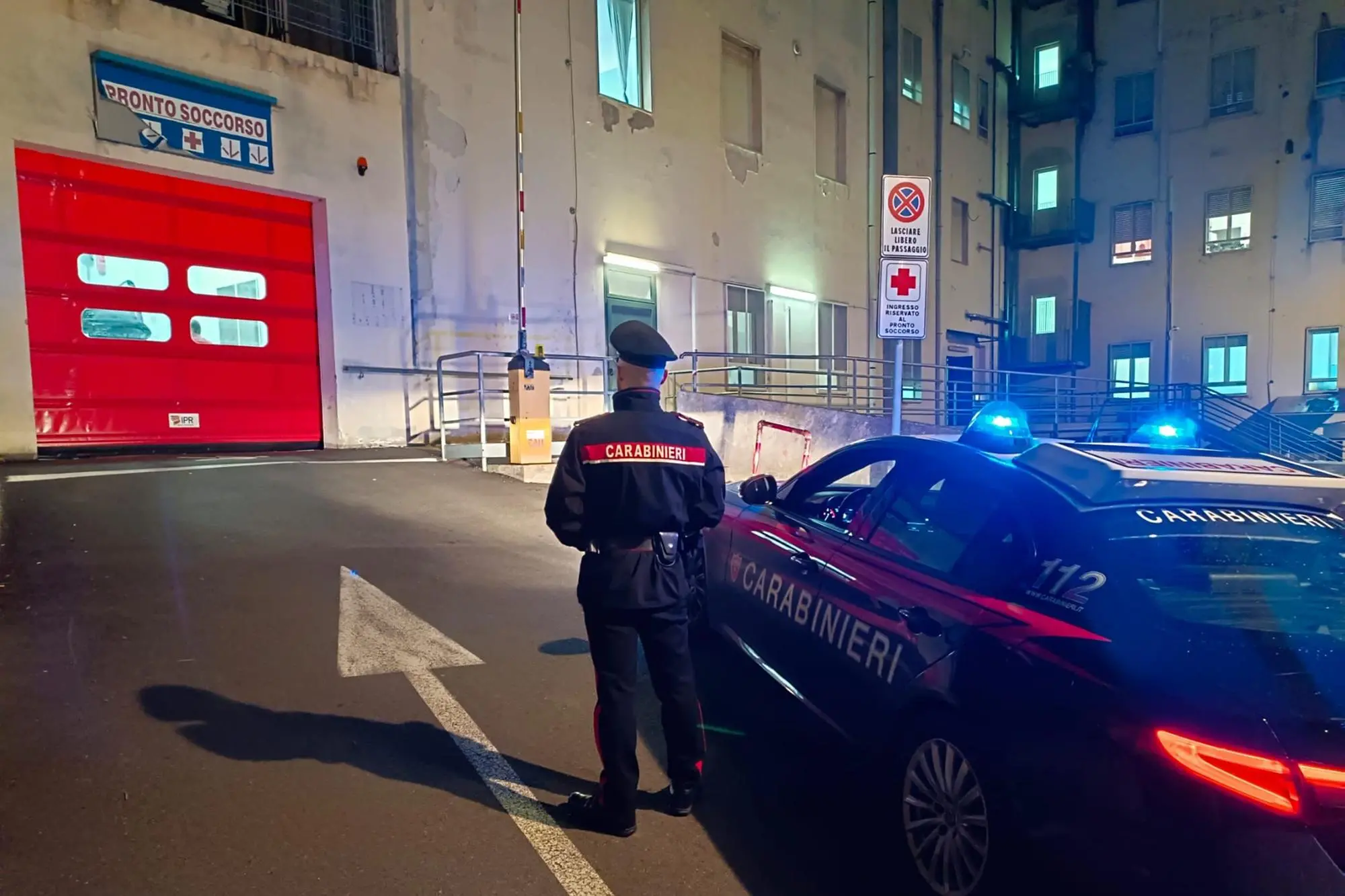 I carabinieri davanti all’ingresso del pronto soccorso dell’ospedale di San Gavino (Foto simbolo)