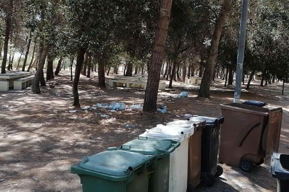 Nuovamente sporco e pieno di rifiuti il parco comunale di Arcidano
