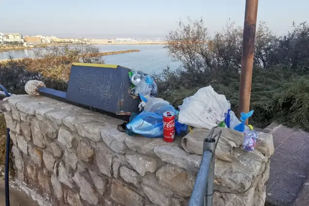 Rifiuti e cestino portacarte sul lungomare (foto Pala)