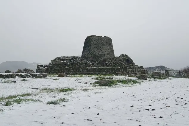 Anche uno dei siti più importanti della Sardegna si è svegliato sotto la neve: il complesso archeologico di Santu Antine di Torralba