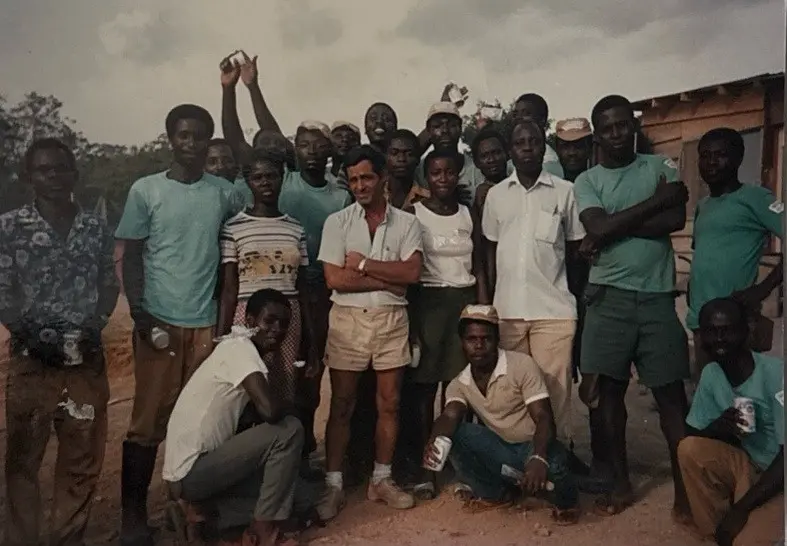 Bruno Vargiu con colleghi di lavoro africani (foto concessa)