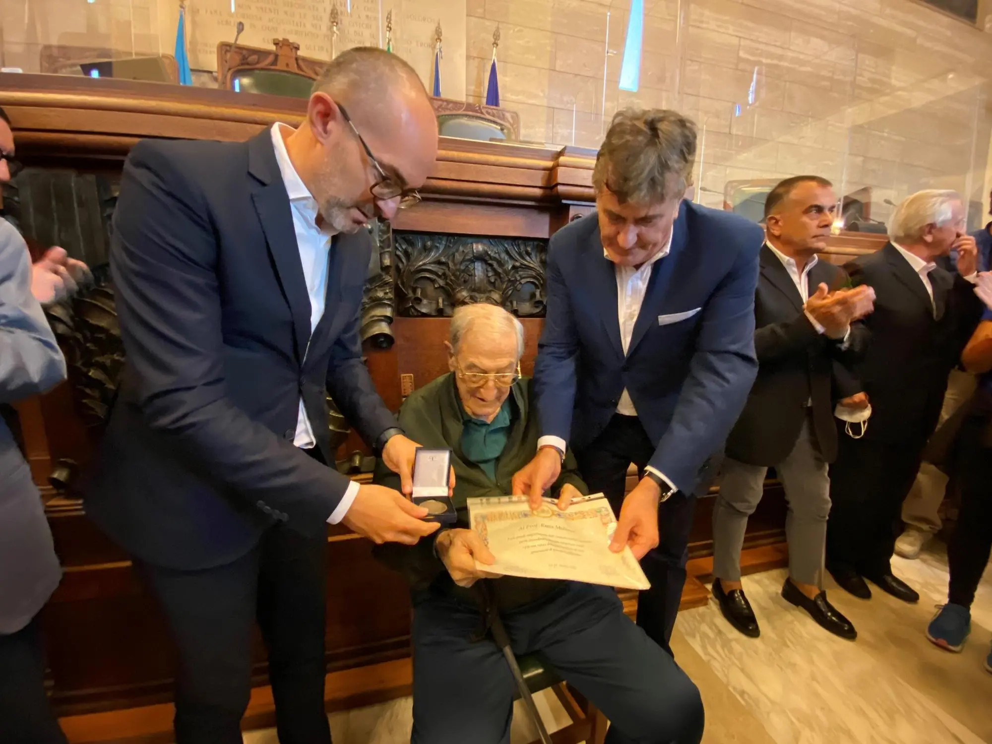 Molinas durante la consegna della pergamena d'onore a Cagliari (archivio L'Unione Sarda)