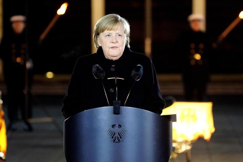 Angela Merkel ai saluti finali: “Combattete per la democrazia”