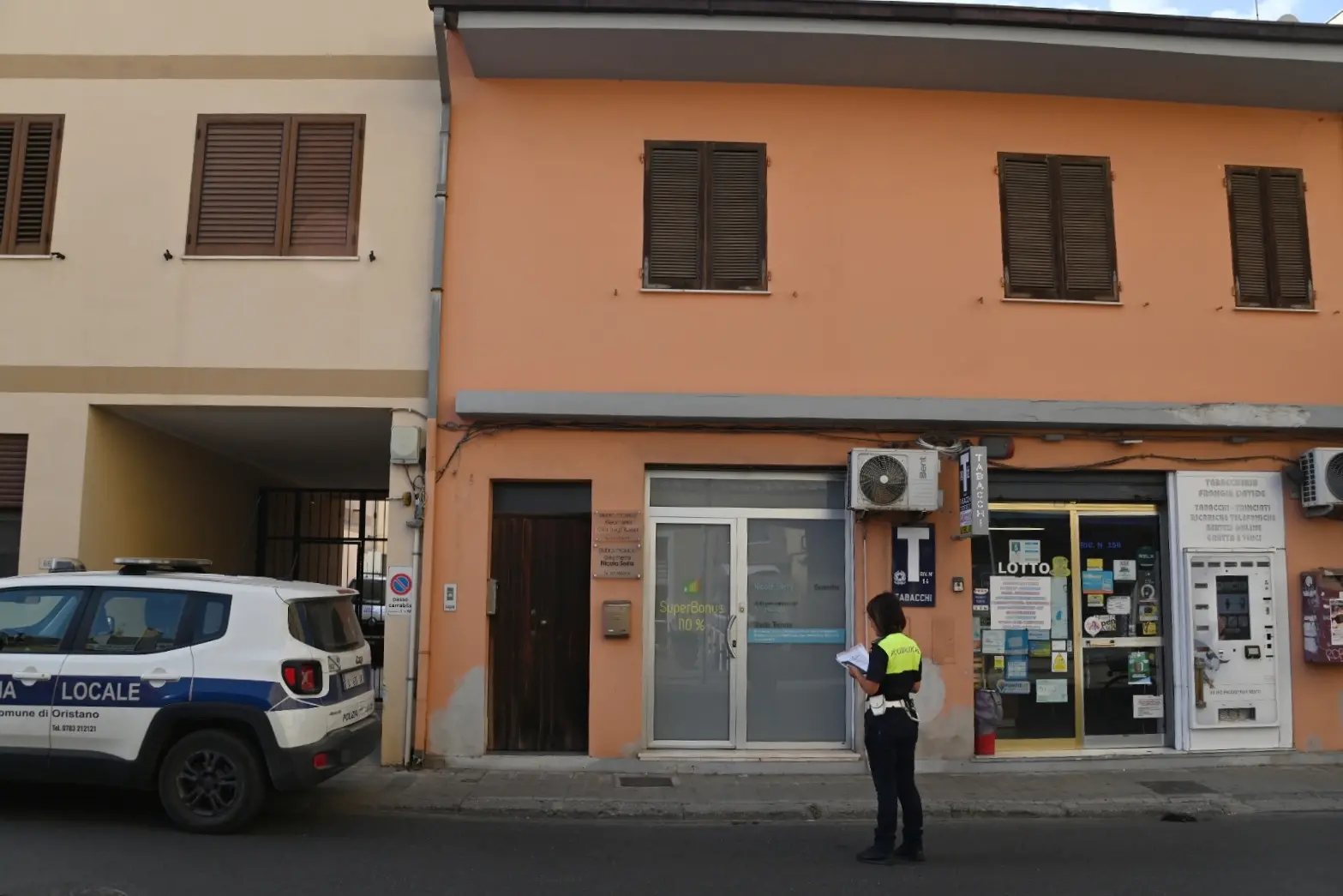Gli agenti davanti all'abitazione, dove è stato trovato morto Massimo Sanna (L'Unione Sarda)