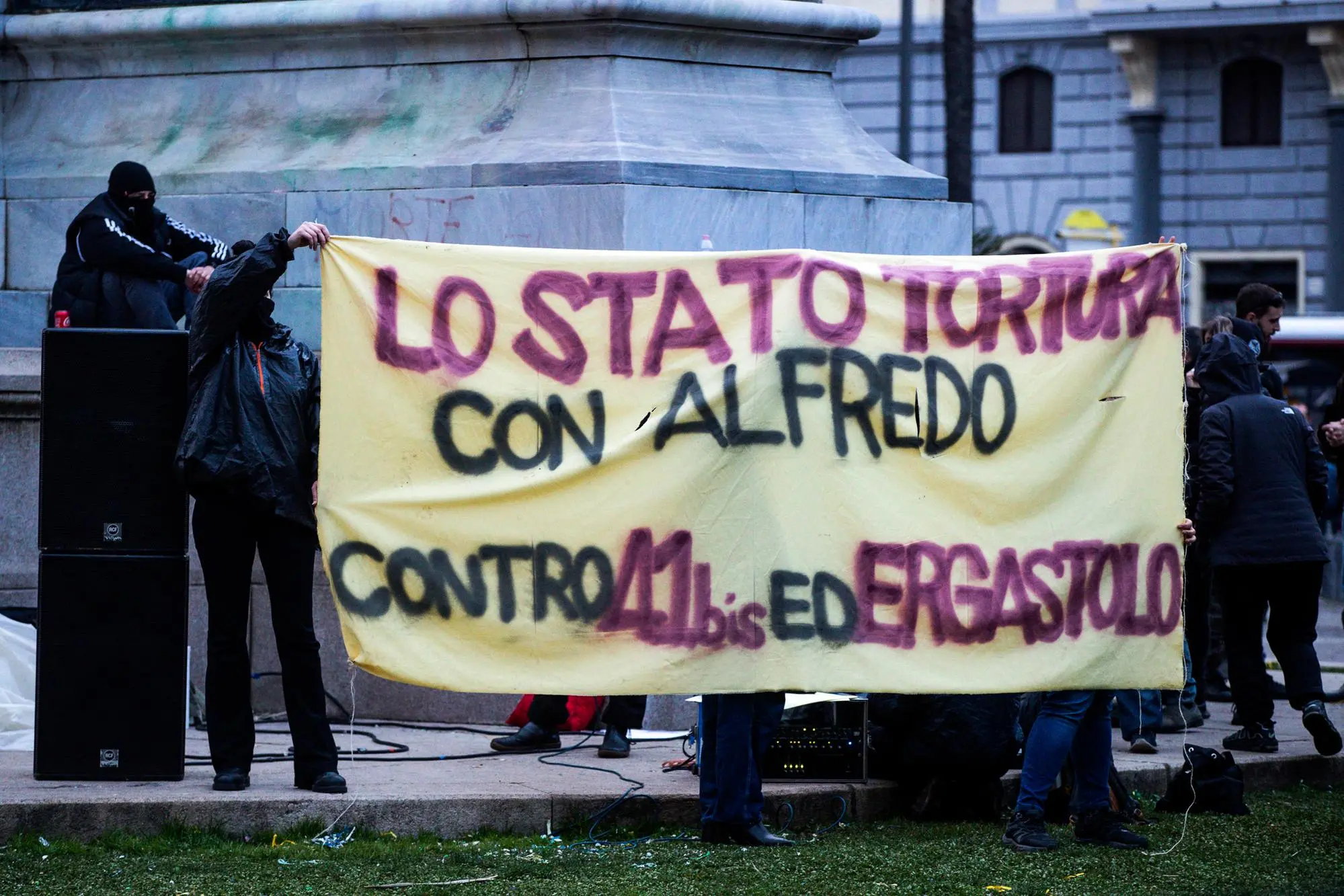 Un sit-in degli anarchici per Alfredo Cospito (Ansa)