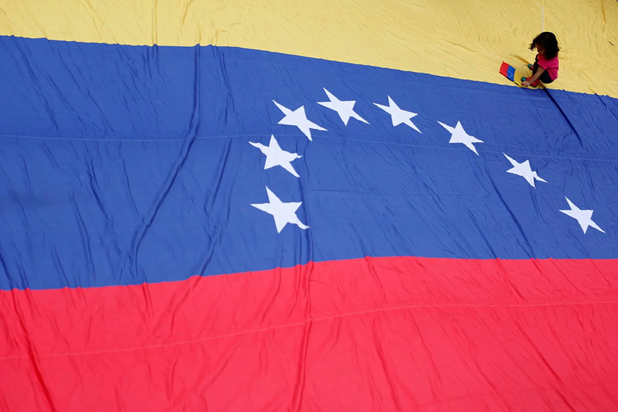 La bandiera venezuelana (EPA/ANTONIO LACERDA)