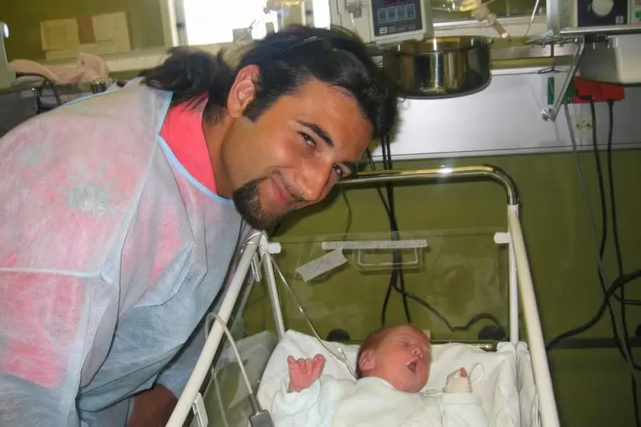 Franco Cerniglia in ospedale insieme alla neonata trovata sull'isola di Creta (L'Unione Sarda)
