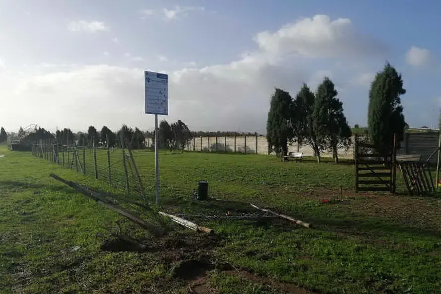 L'area cani devastata (L'Unione Sarda - foto Ena)