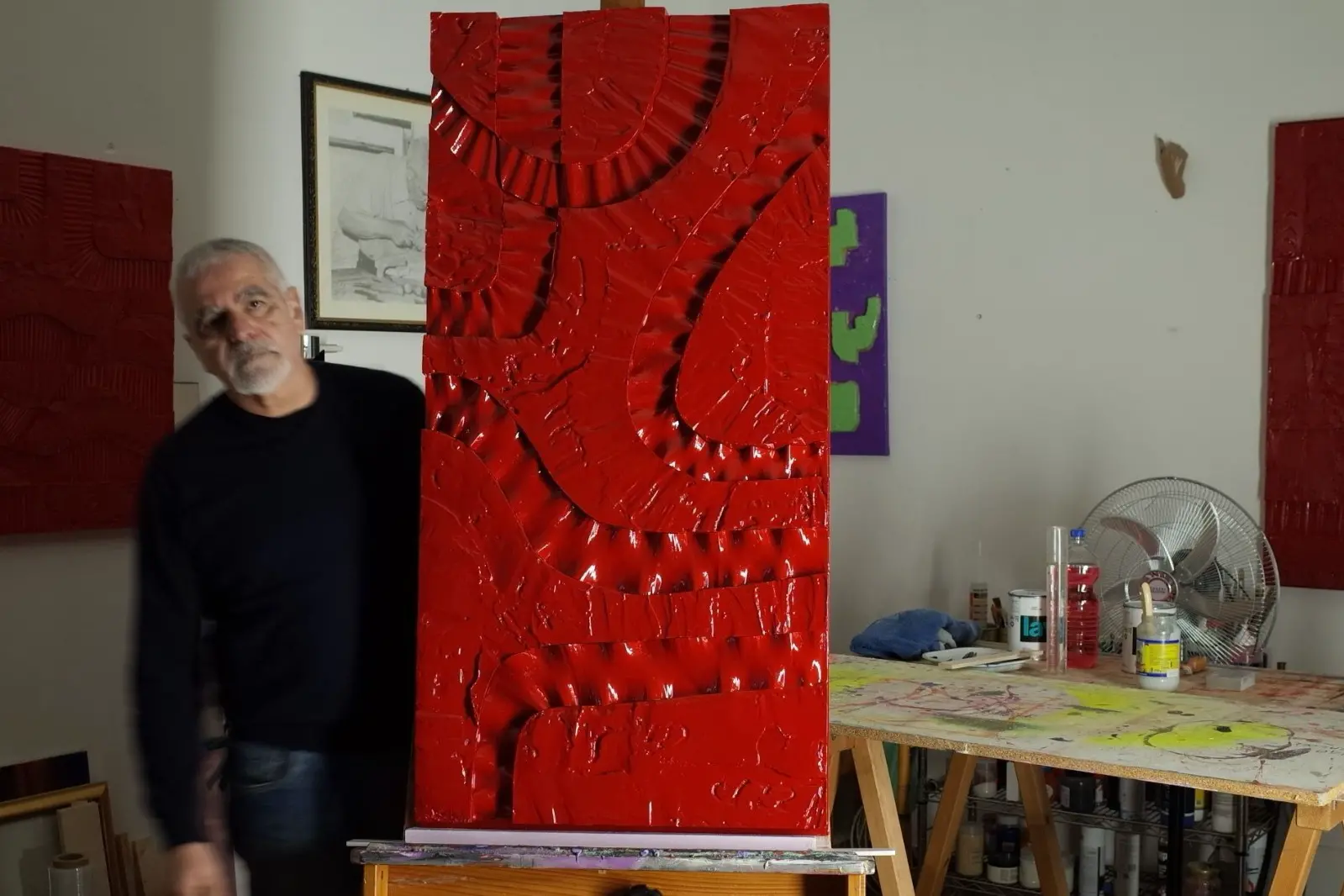 Franco Nonnis con una delle sue opere (Foto: Ufficio stampa)